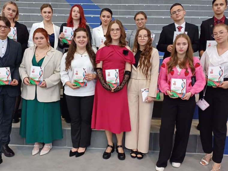 В Калуге состоялась церемония награждения выпускников, окончивших школу с отличием..